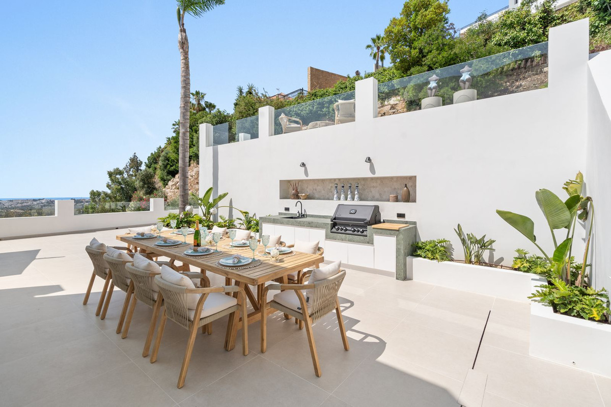 5 Bed Townhouse for sale in Nueva Andalucía Costa Del Sol, Málaga, Spain
