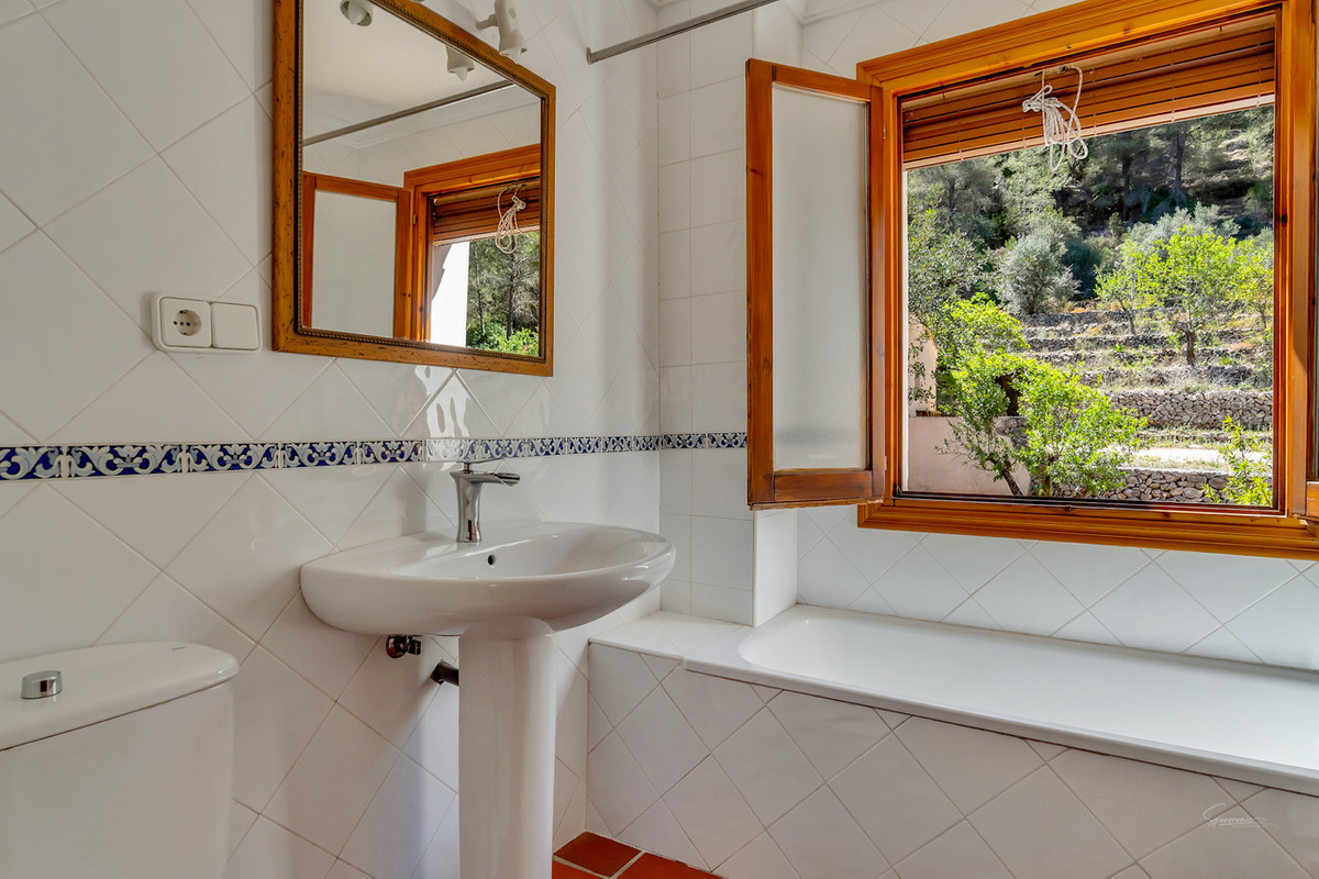 10 Bed Townhouse for sale in Jalon Costa Blanca, Alicante, Spain
