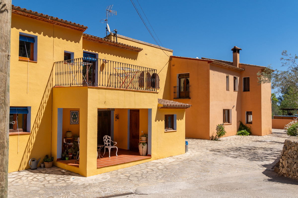 10 Bed Townhouse for sale in Jalon Costa Blanca, Alicante, Spain