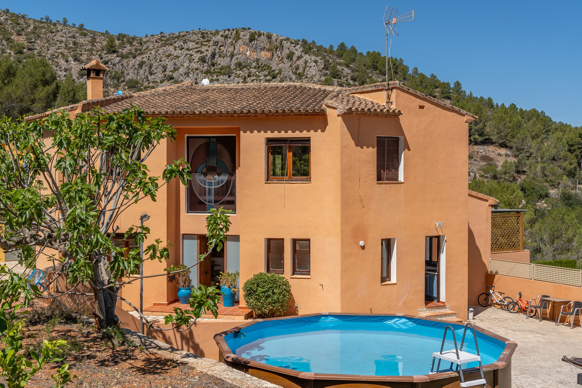 10 Bed Townhouse for sale in Jalon Costa Blanca, Alicante, Spain