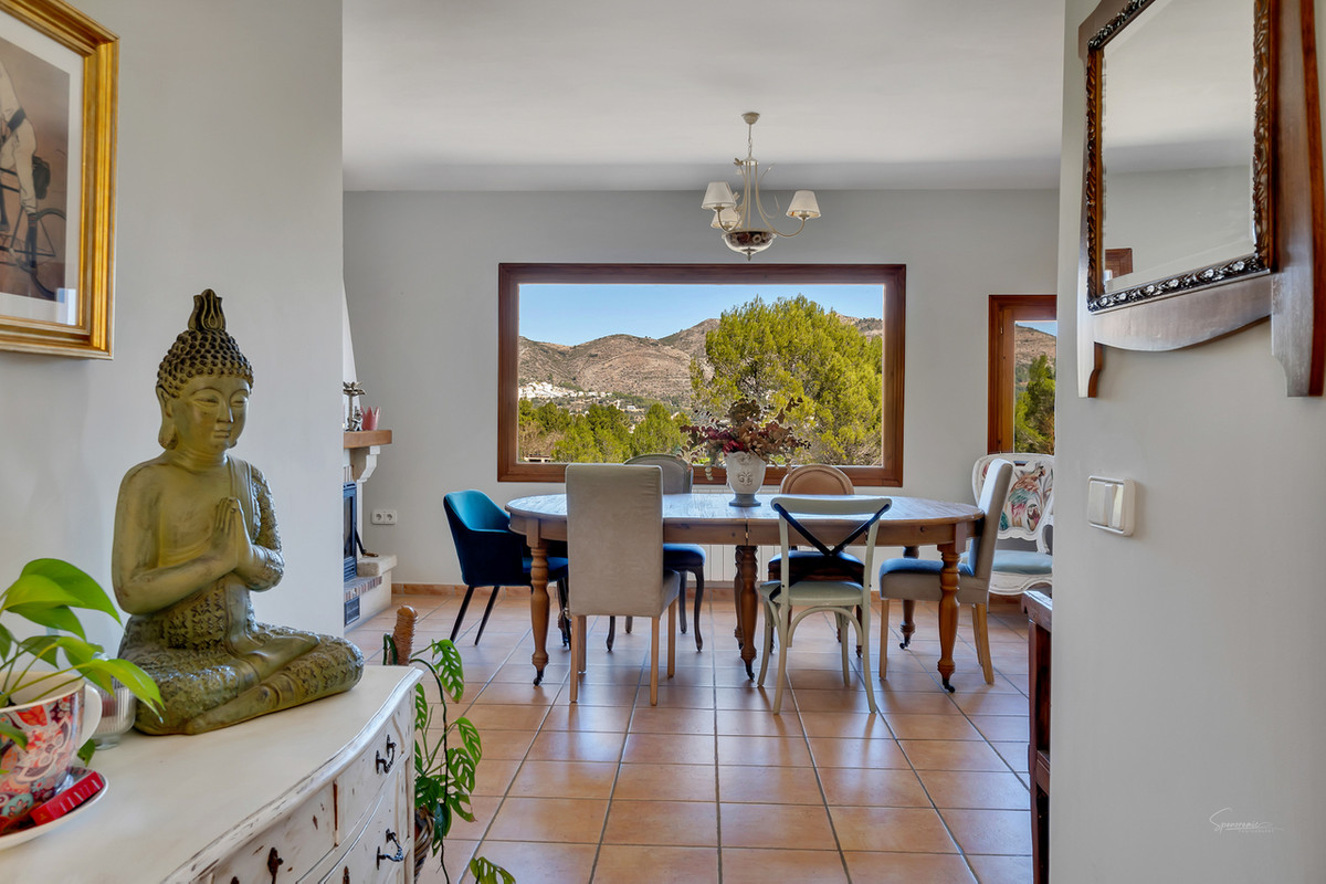 10 Bed Townhouse for sale in Jalon Costa Blanca, Alicante, Spain