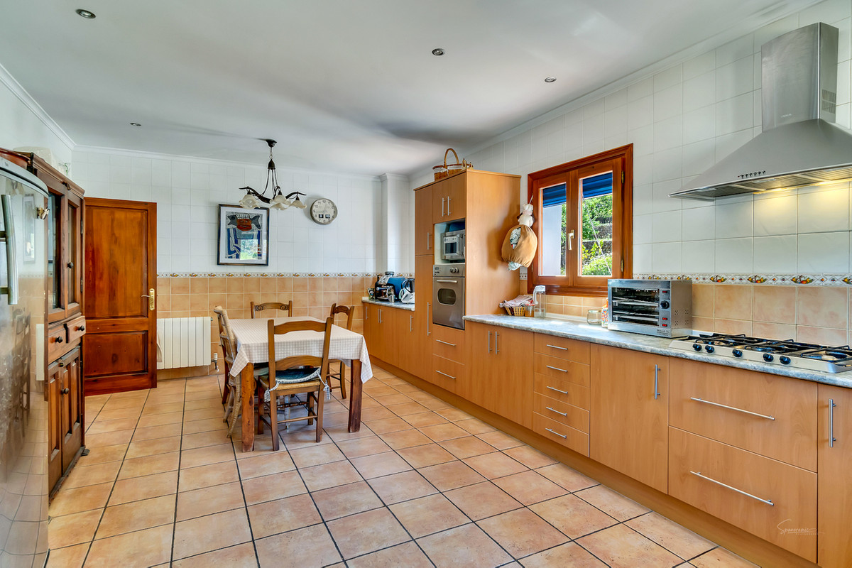 10 Bed Townhouse for sale in Jalon Costa Blanca, Alicante, Spain