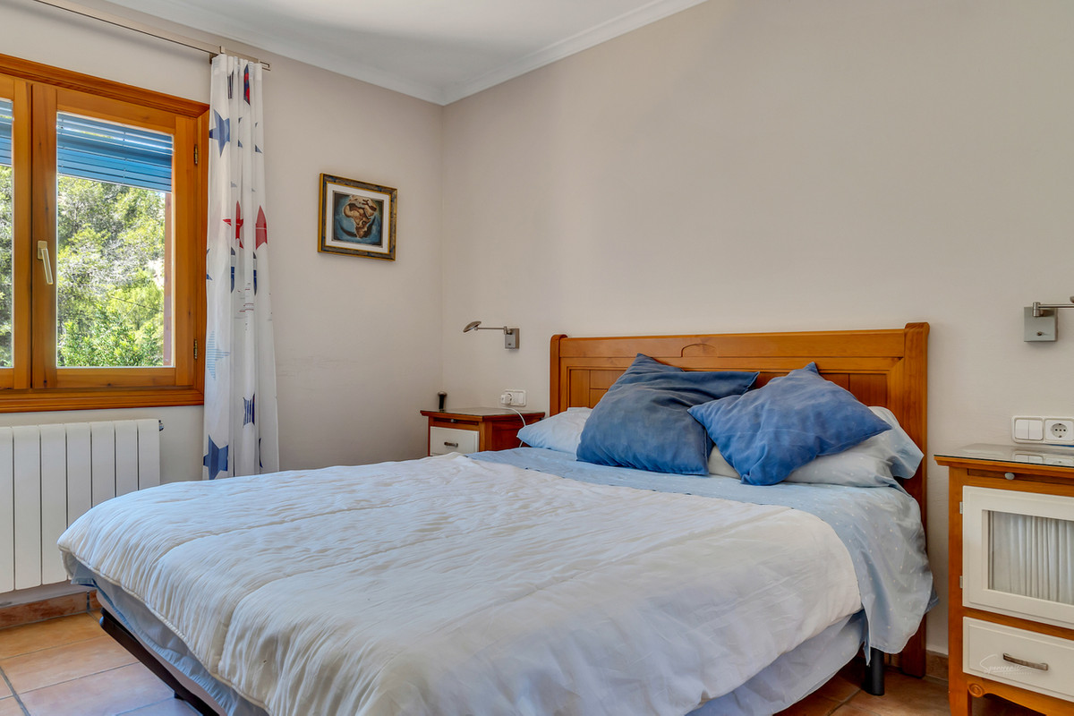 10 Bed Townhouse for sale in Jalon Costa Blanca, Alicante, Spain