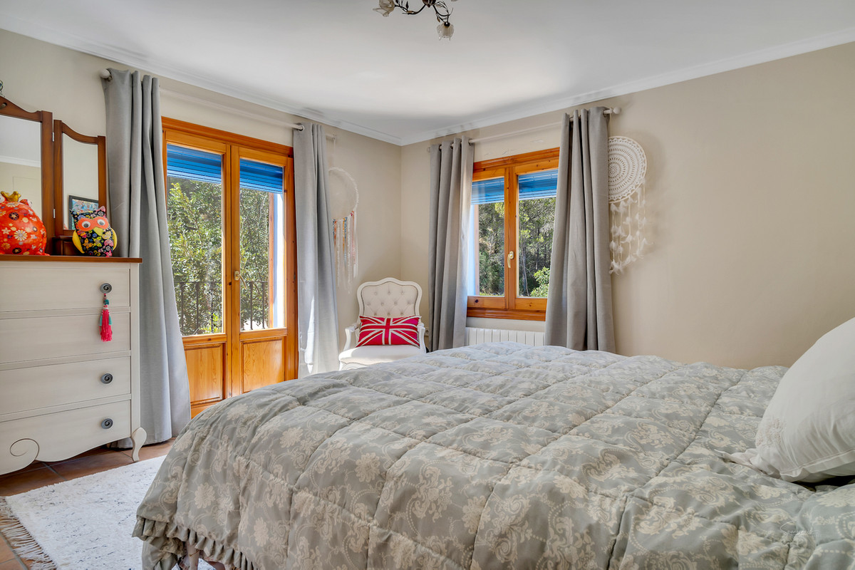10 Bed Townhouse for sale in Jalon Costa Blanca, Alicante, Spain