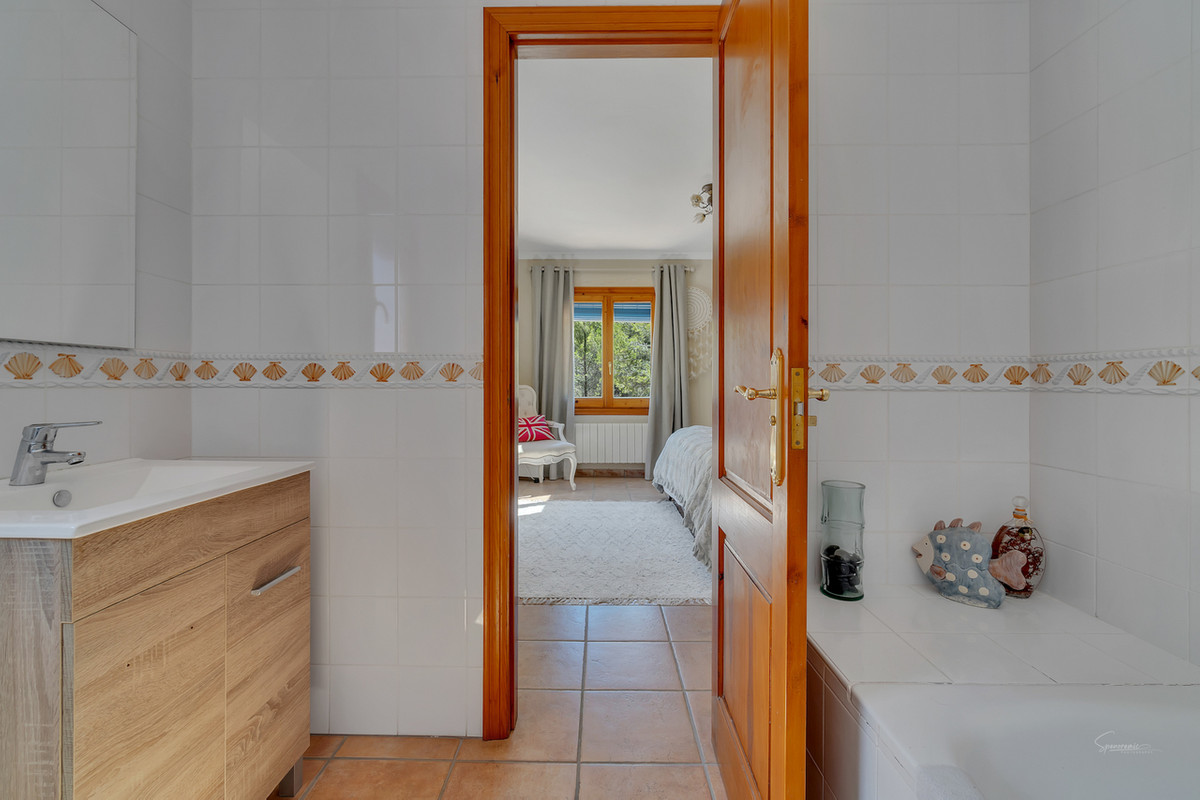 10 Bed Townhouse for sale in Jalon Costa Blanca, Alicante, Spain