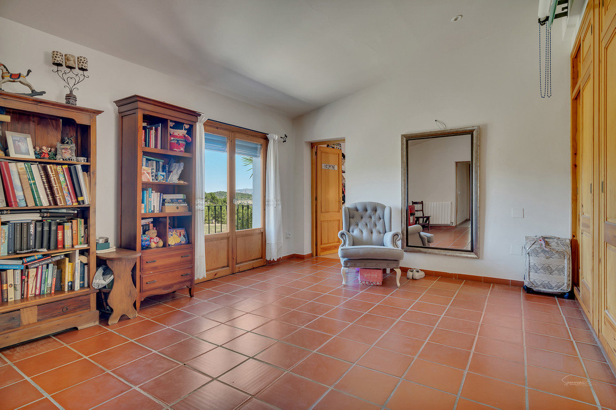 10 Bed Townhouse for sale in Jalon Costa Blanca, Alicante, Spain