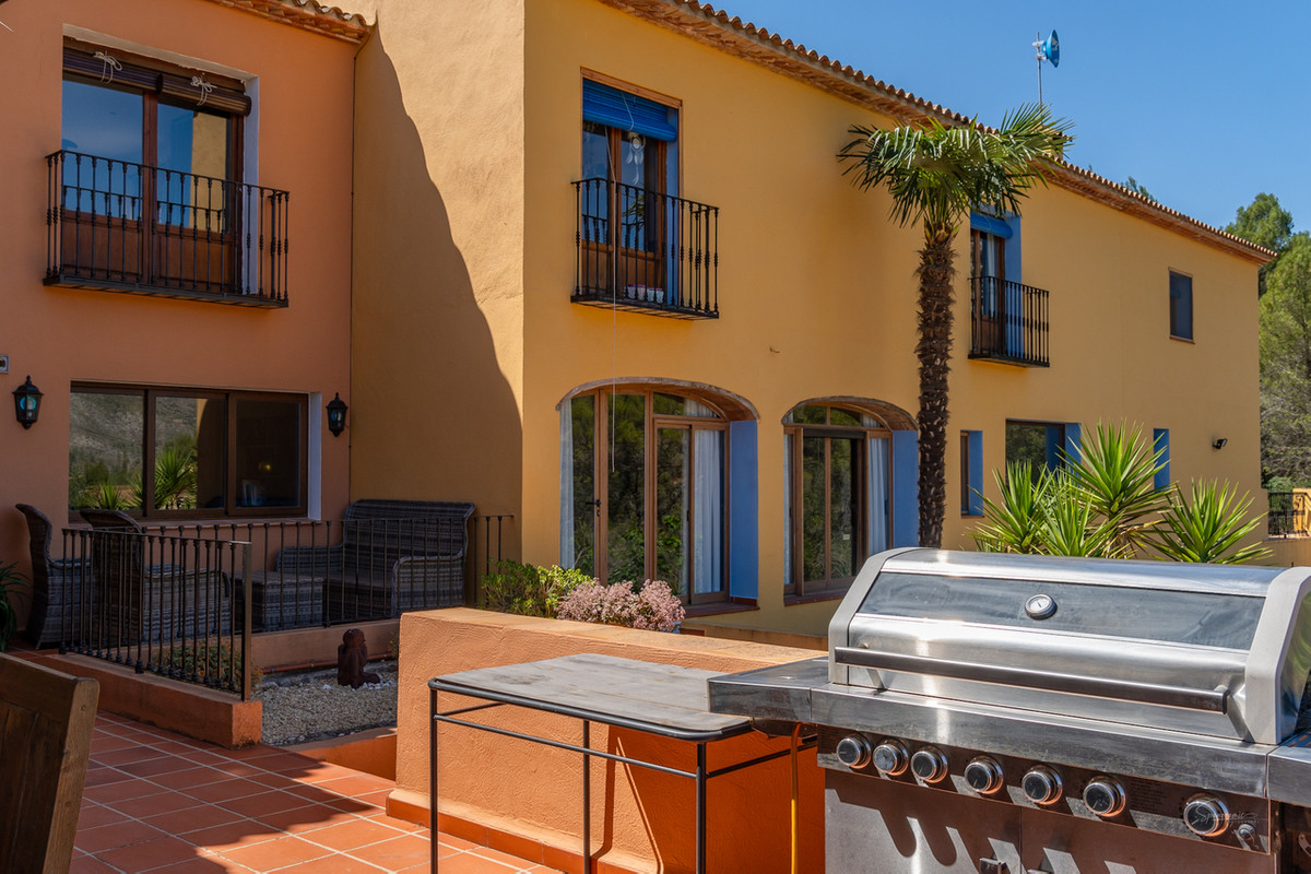 10 Bed Townhouse for sale in Jalon Costa Blanca, Alicante, Spain