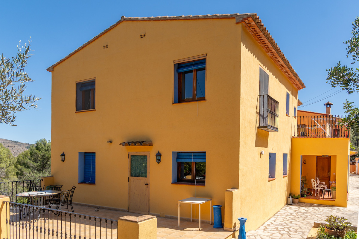 10 Bed Townhouse for sale in Jalon Costa Blanca, Alicante, Spain