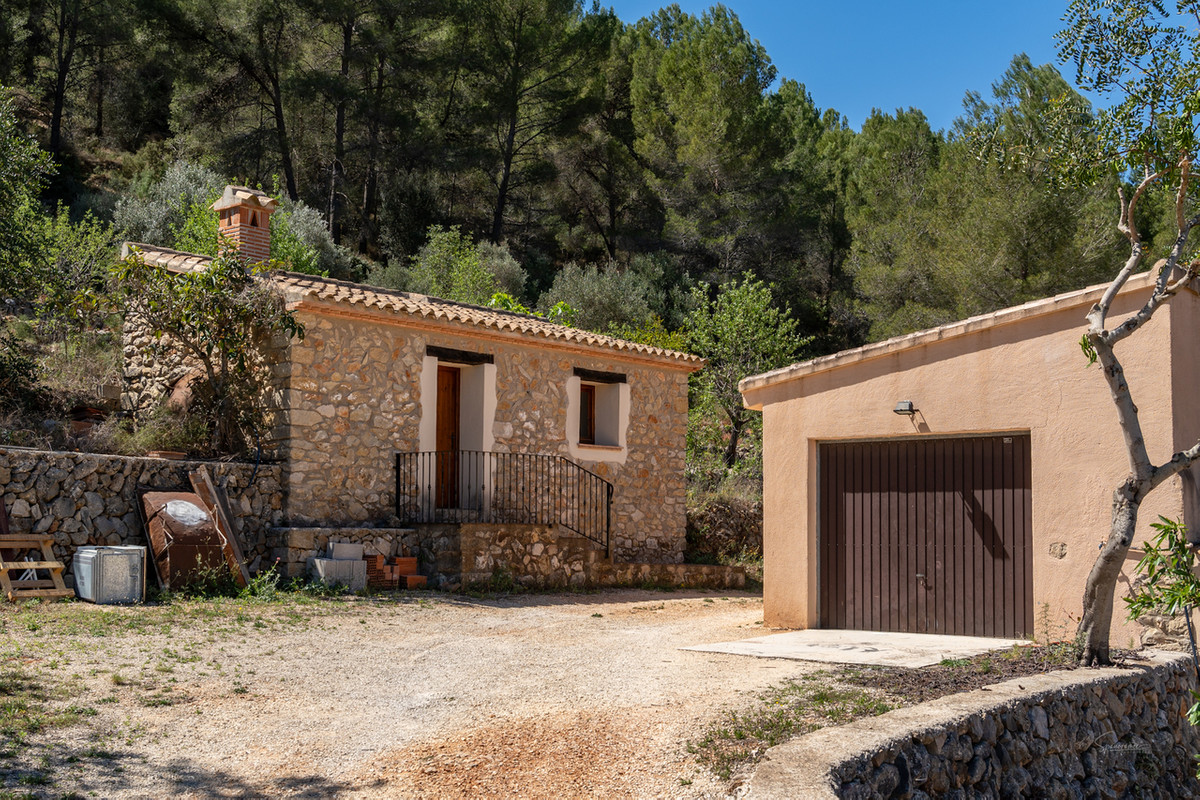 10 Bed Townhouse for sale in Jalon Costa Blanca, Alicante, Spain