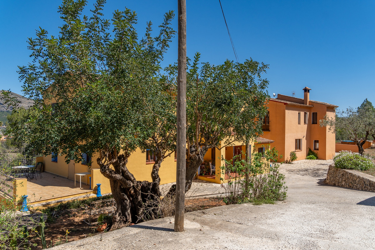 10 Bed Townhouse for sale in Jalon Costa Blanca, Alicante, Spain