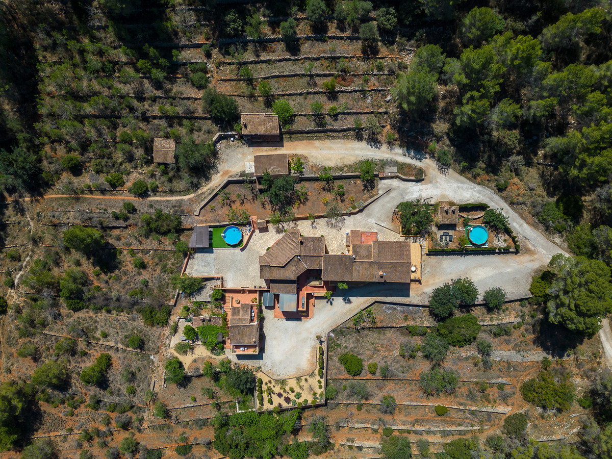 10 Bed Townhouse for sale in Jalon Costa Blanca, Alicante, Spain