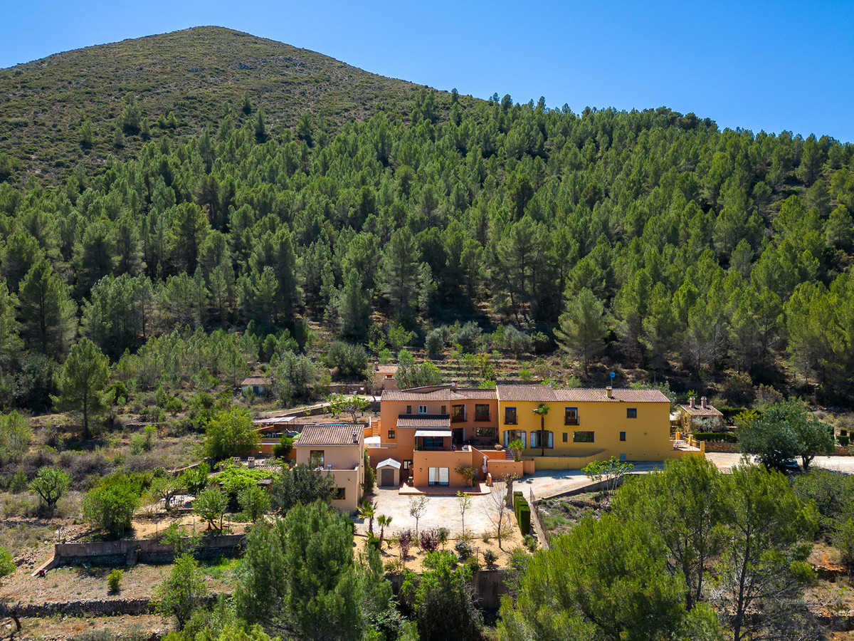 10 Bed Townhouse for sale in Jalon Costa Blanca, Alicante, Spain