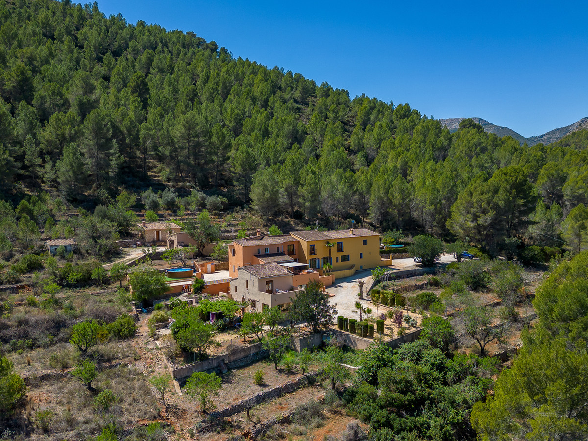 10 Bed Townhouse for sale in Jalon Costa Blanca, Alicante, Spain