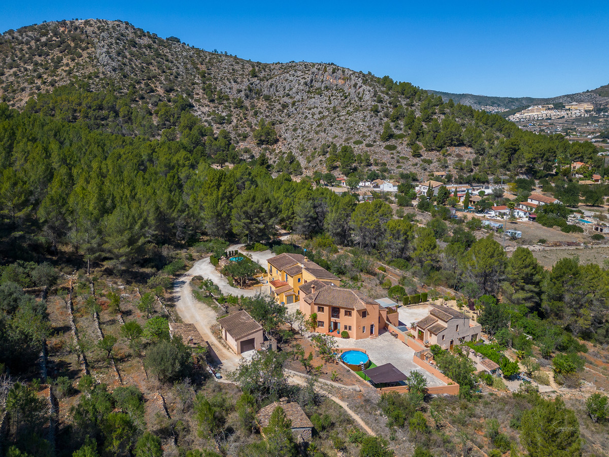 10 Bed Townhouse for sale in Jalon Costa Blanca, Alicante, Spain