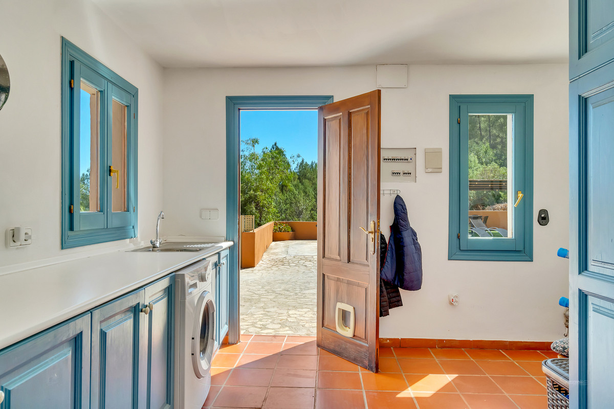 10 Bed Townhouse for sale in Jalon Costa Blanca, Alicante, Spain