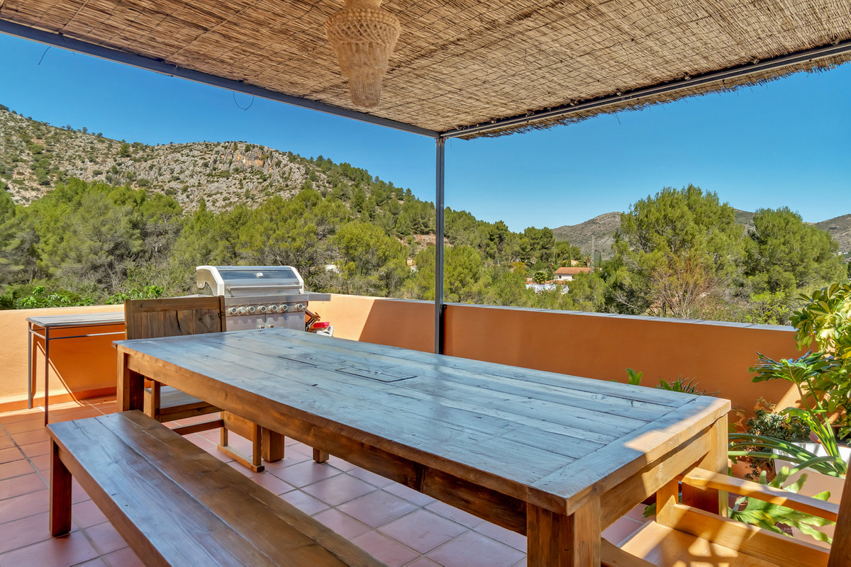 10 Bed Townhouse for sale in Jalon Costa Blanca, Alicante, Spain