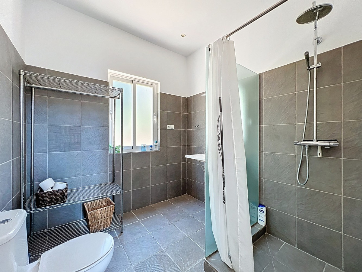 Se vende Villa - Chalet de 7 dormitorios en Costa Del Sol East, Málaga, España