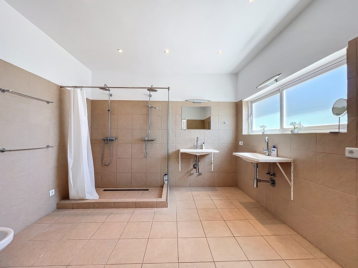 Se vende Villa - Chalet de 7 dormitorios en Costa Del Sol East, Málaga, España
