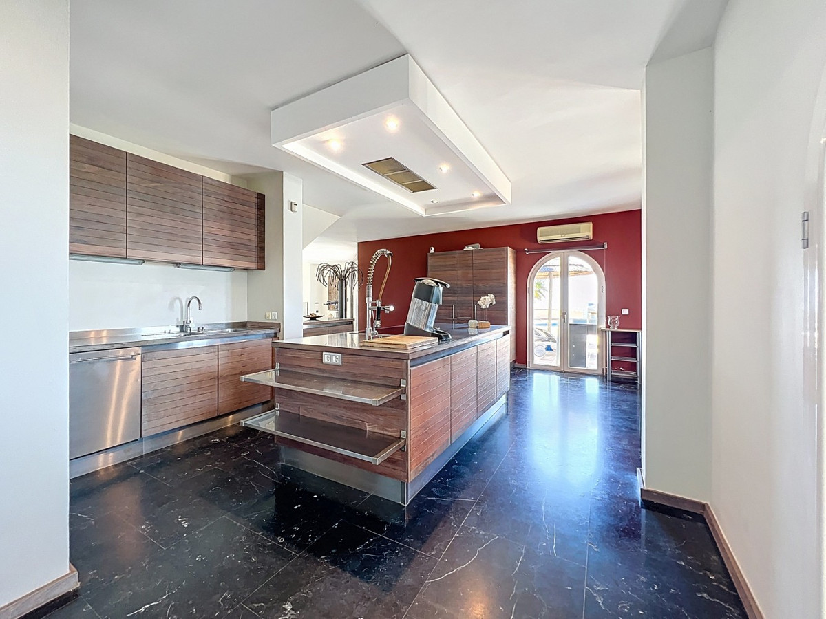 Se vende Villa - Chalet de 6 dormitorios en Costa Del Sol East, Málaga, España