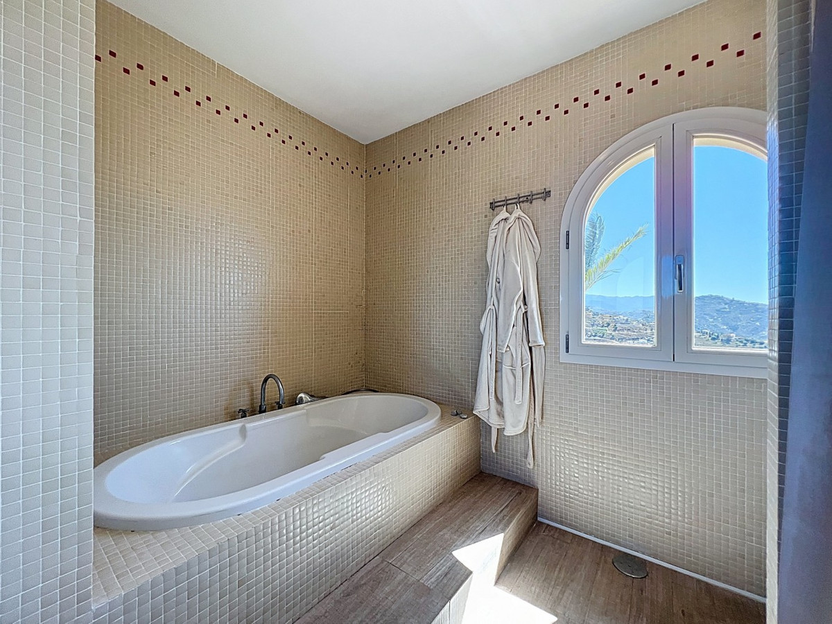 Se vende Villa - Chalet de 6 dormitorios en Costa Del Sol East, Málaga, España