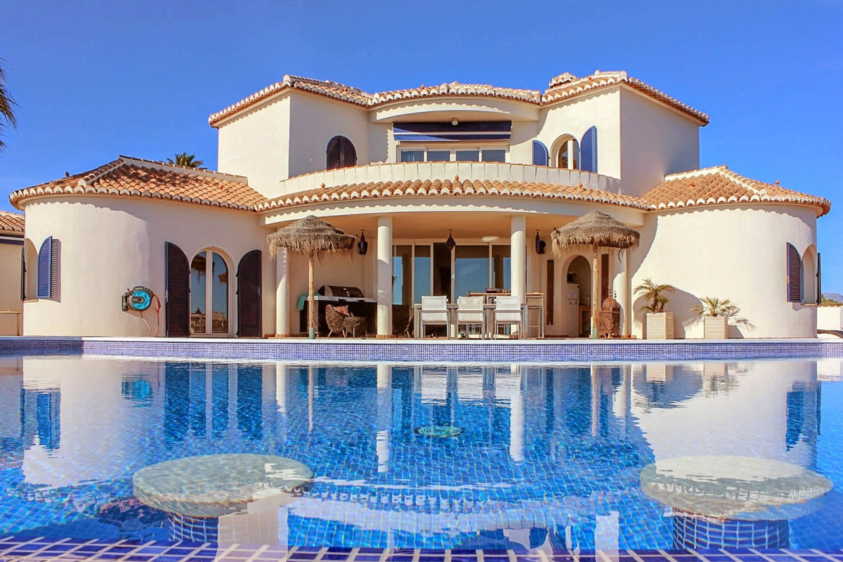 Se vende Villa - Chalet de 6 dormitorios en Costa Del Sol East, Málaga, España