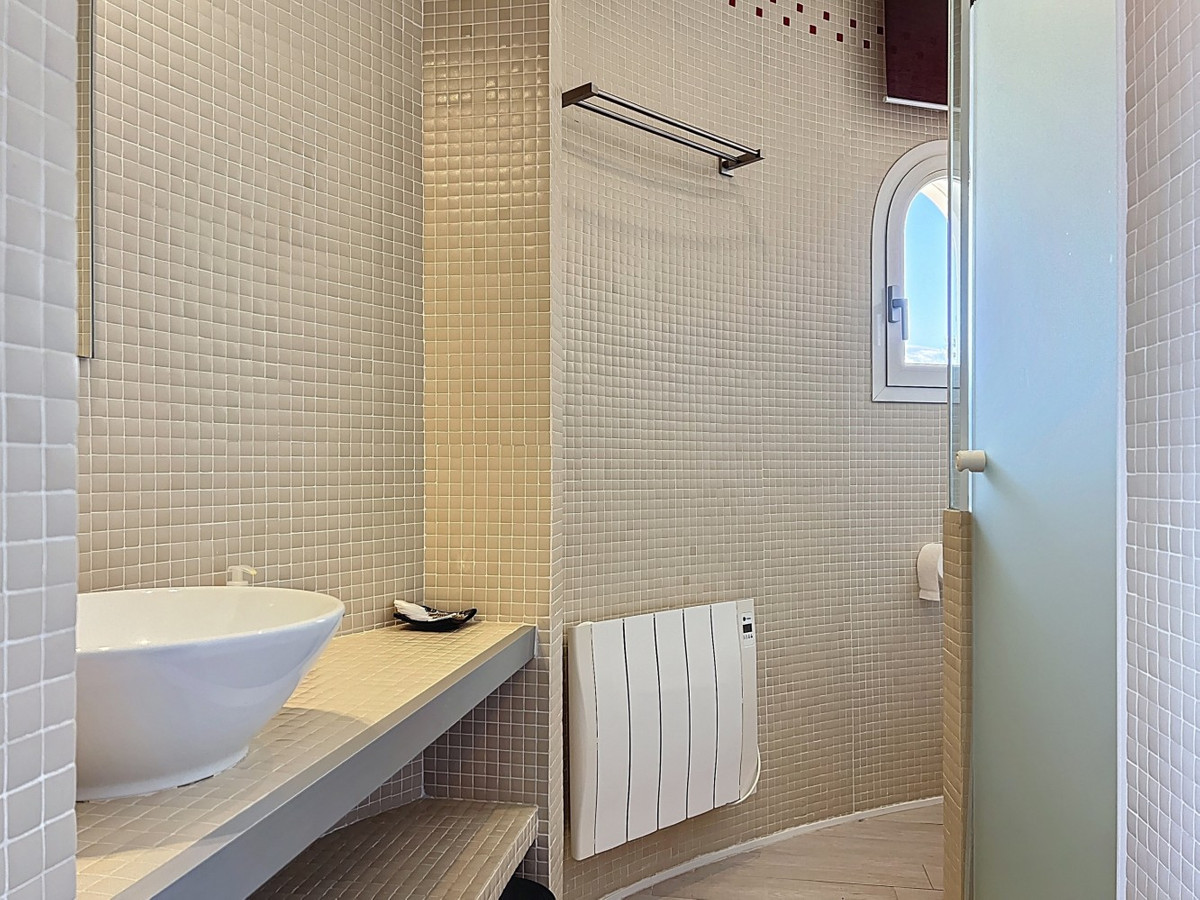 Se vende Villa - Chalet de 6 dormitorios en Costa Del Sol East, Málaga, España