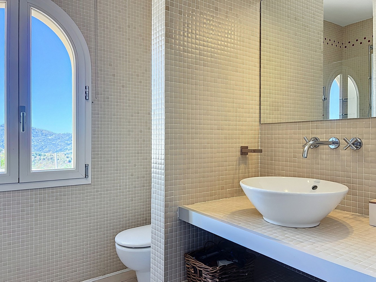 Se vende Villa - Chalet de 6 dormitorios en Costa Del Sol East, Málaga, España