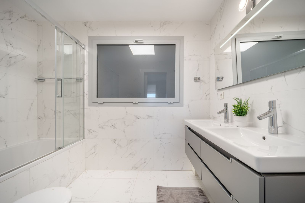Se vende Apartamento Planta Media de 2 dormitorios en Costa Del Sol, Málaga, España
