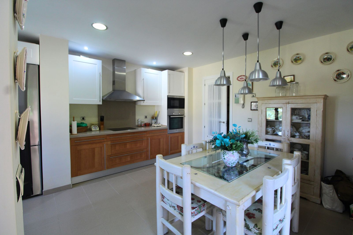 Se vende Apartamento Planta Media de 2 dormitorios en Costa Del Sol, Cadiz, España