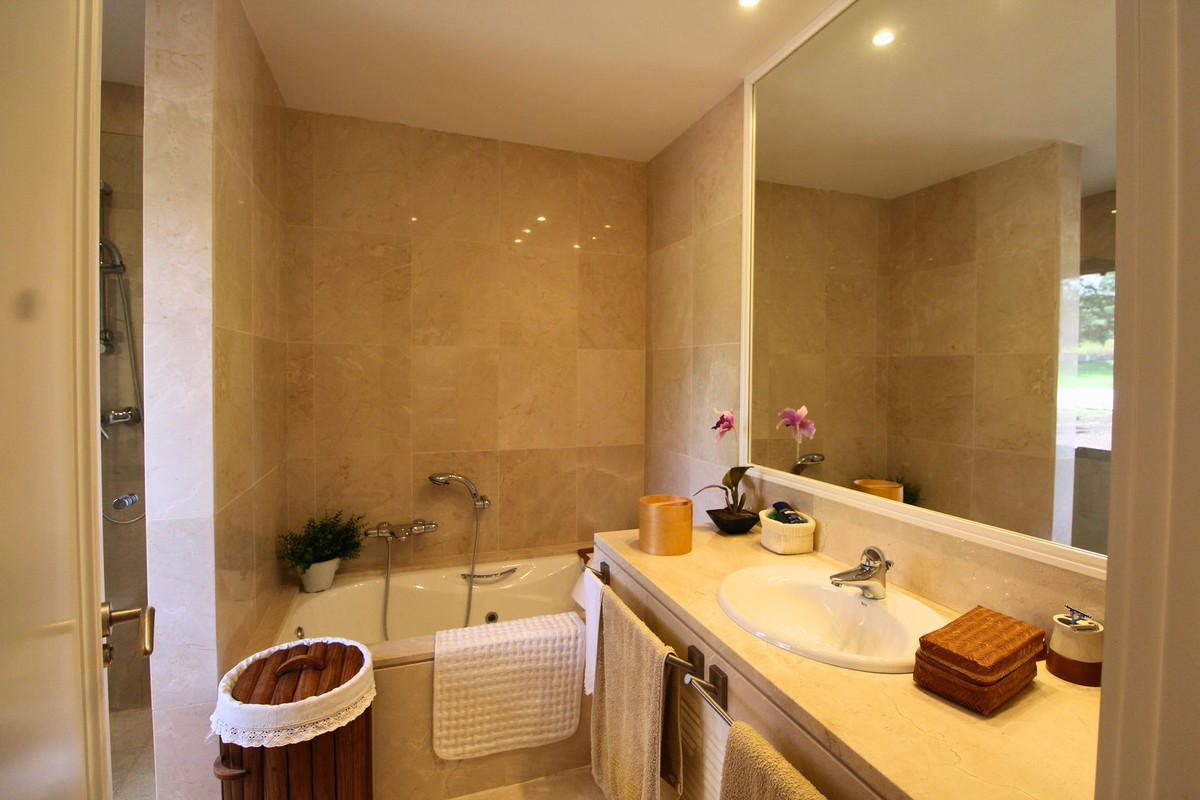 Se vende Apartamento Planta Media de 2 dormitorios en Costa Del Sol, Cadiz, España