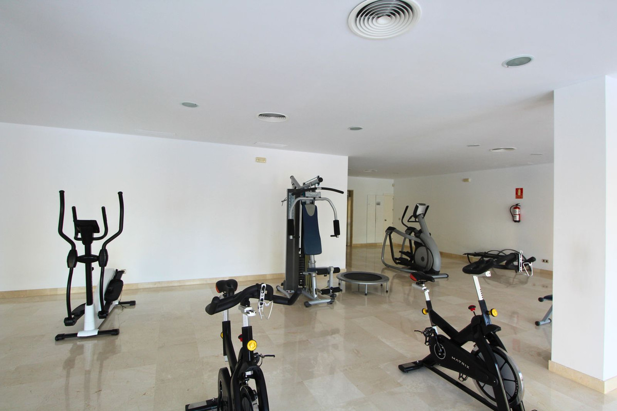 Se vende Apartamento Planta Media de 2 dormitorios en Costa Del Sol, Cadiz, España