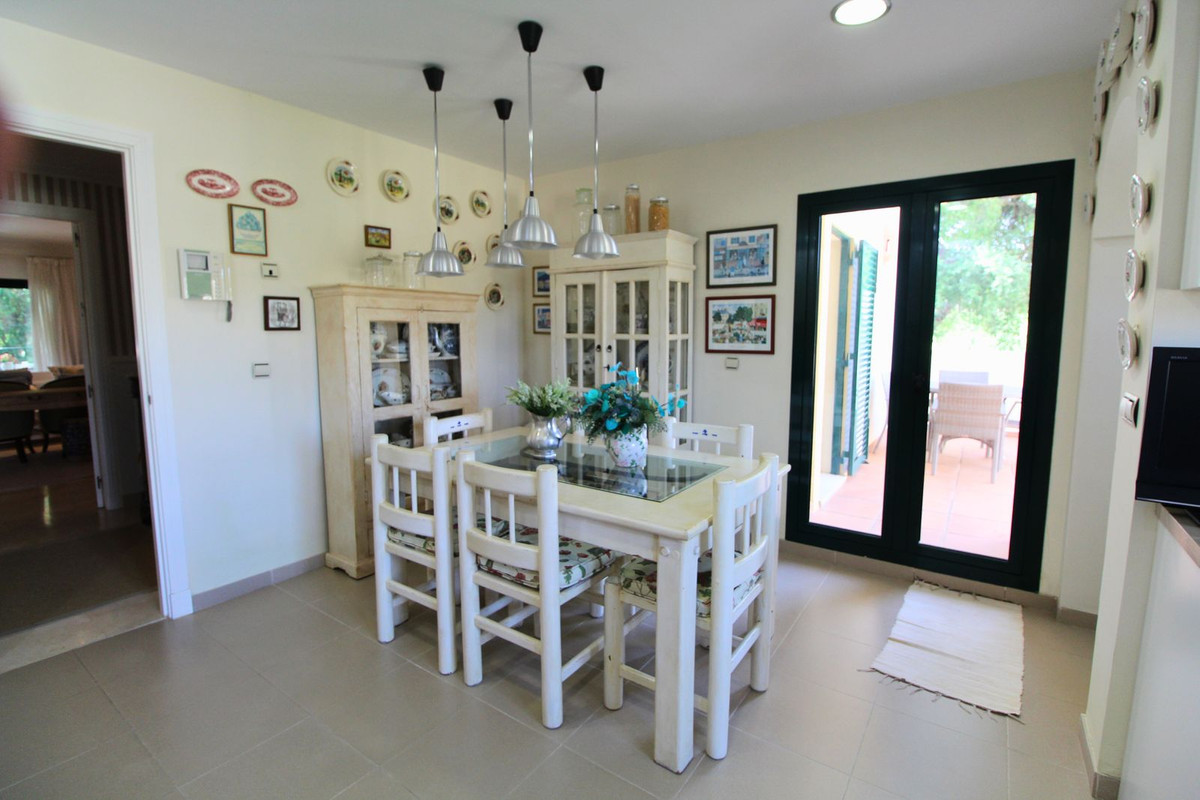 Se vende Apartamento Planta Media de 2 dormitorios en Costa Del Sol, Cadiz, España