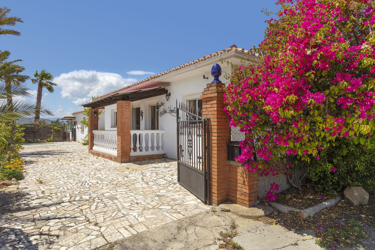 4 Bed Townhouse for sale in Pizarra Costa Del Sol, Málaga, Spain