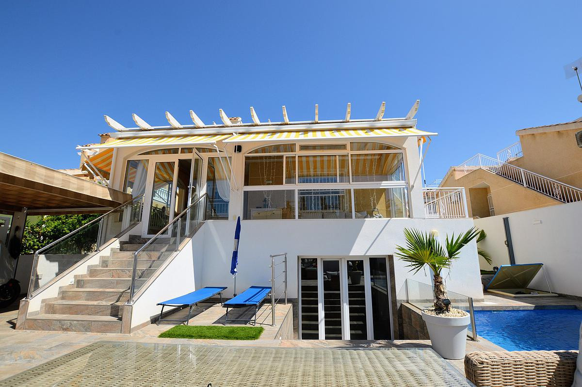 Se vende Villa - Chalet de 3 dormitorios en Costa Blanca, Alicante, España