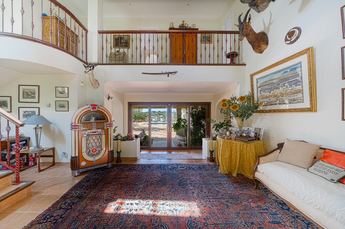 Se vende Villa - Chalet de 9 dormitorios en Costa Del Sol, Cadiz, España
