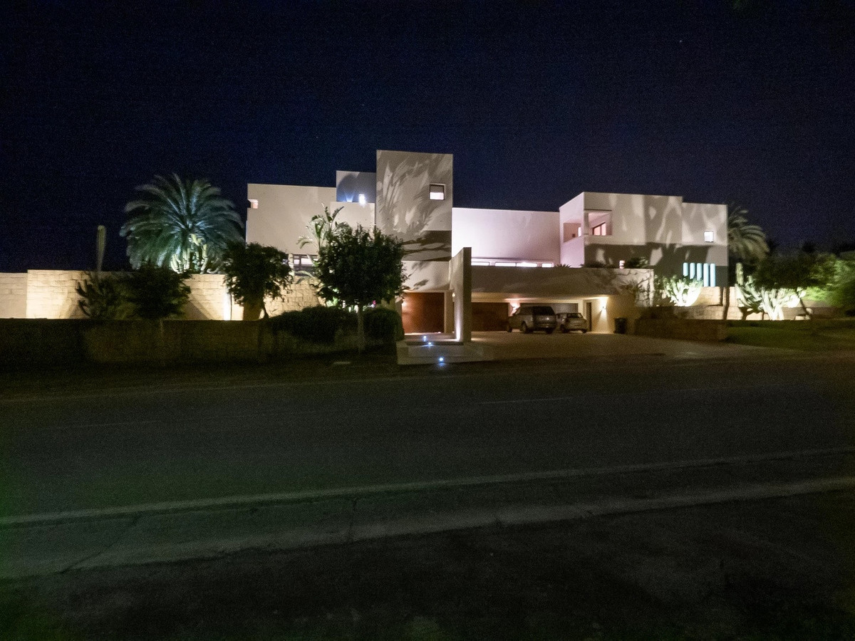 Se vende Villa - Chalet de 6 dormitorios en Costa Del Sol, Cadiz, España