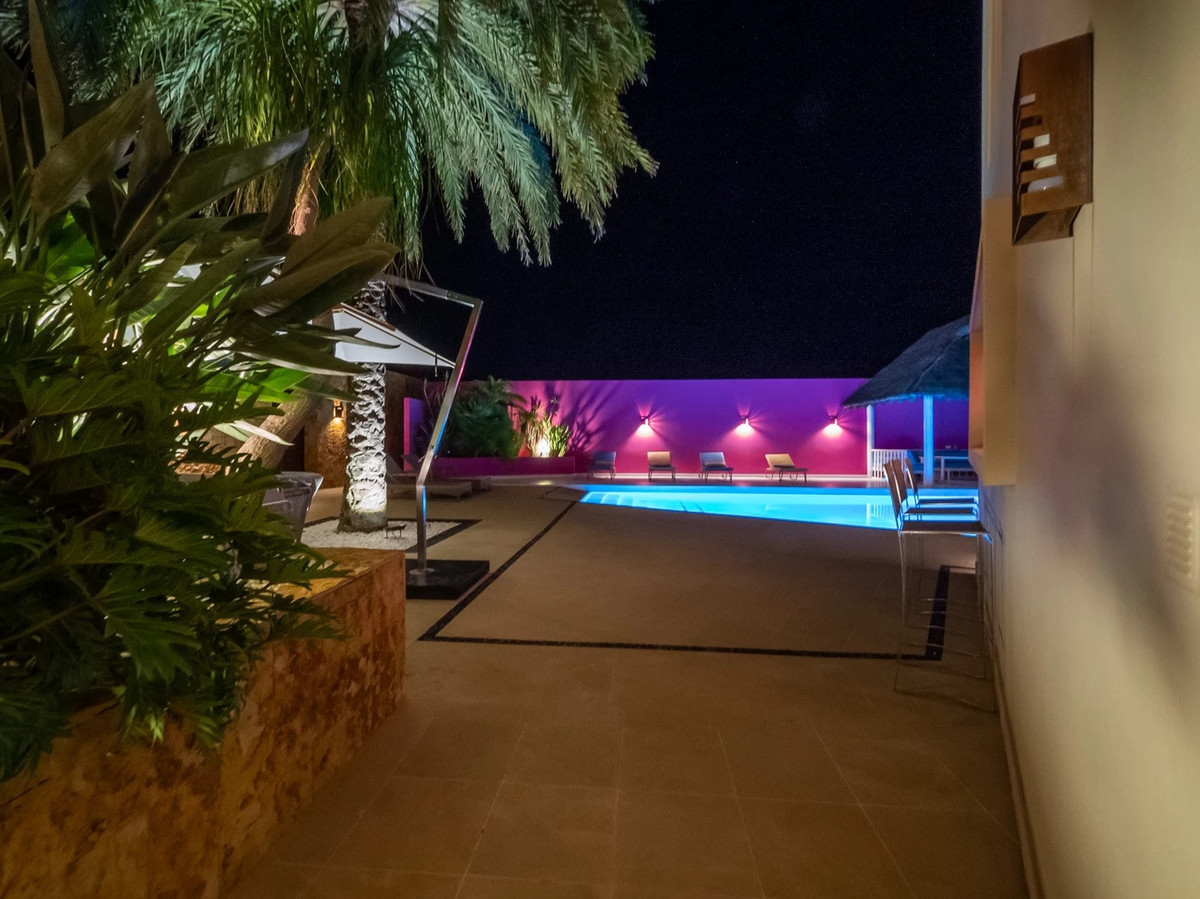 Se vende Villa - Chalet de 6 dormitorios en Costa Del Sol, Cadiz, España