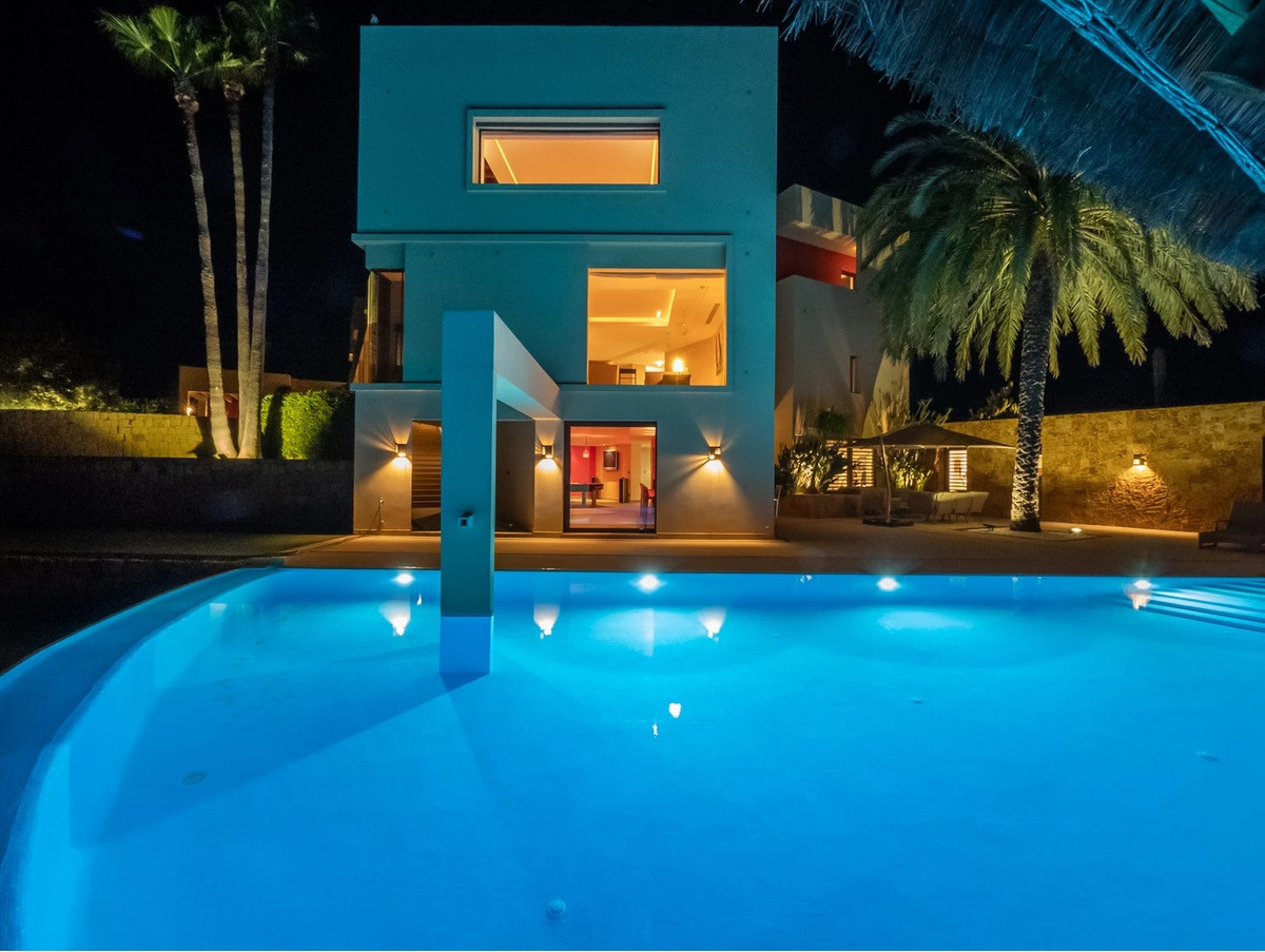 Se vende Villa - Chalet de 6 dormitorios en Costa Del Sol, Cadiz, España