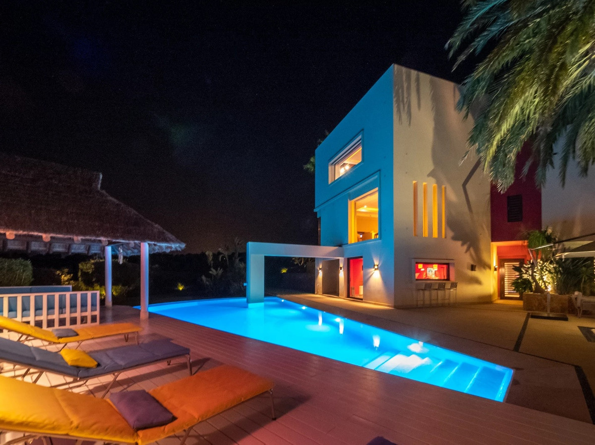 Se vende Villa - Chalet de 6 dormitorios en Costa Del Sol, Cadiz, España