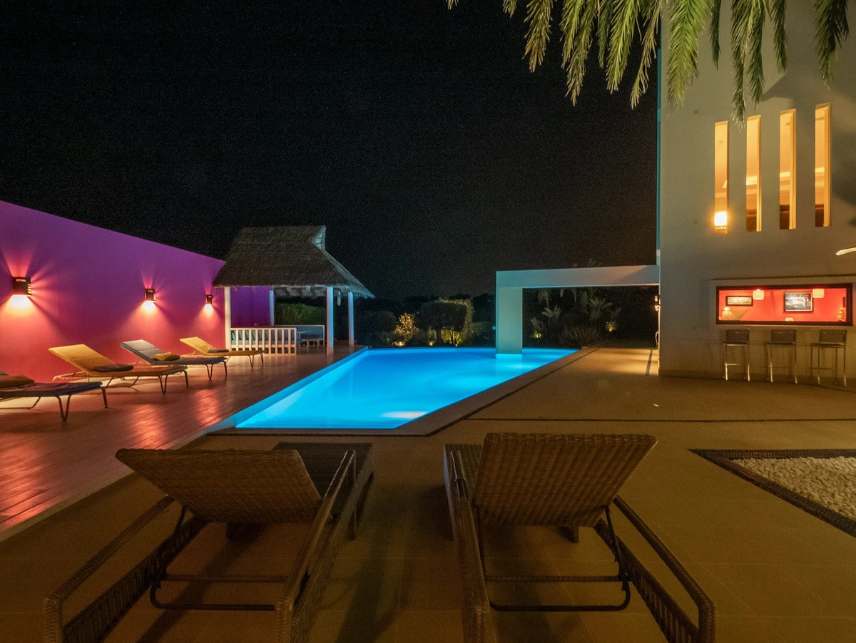 Se vende Villa - Chalet de 6 dormitorios en Costa Del Sol, Cadiz, España