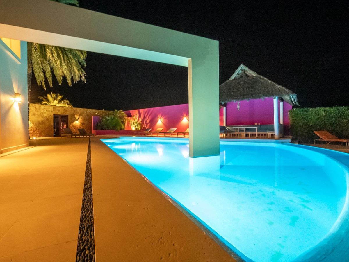 Se vende Villa - Chalet de 6 dormitorios en Costa Del Sol, Cadiz, España