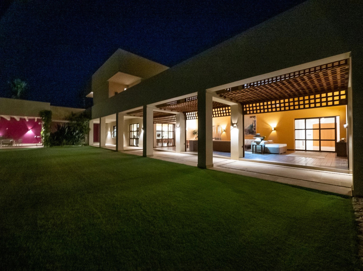 Se vende Villa - Chalet de 6 dormitorios en Costa Del Sol, Cadiz, España