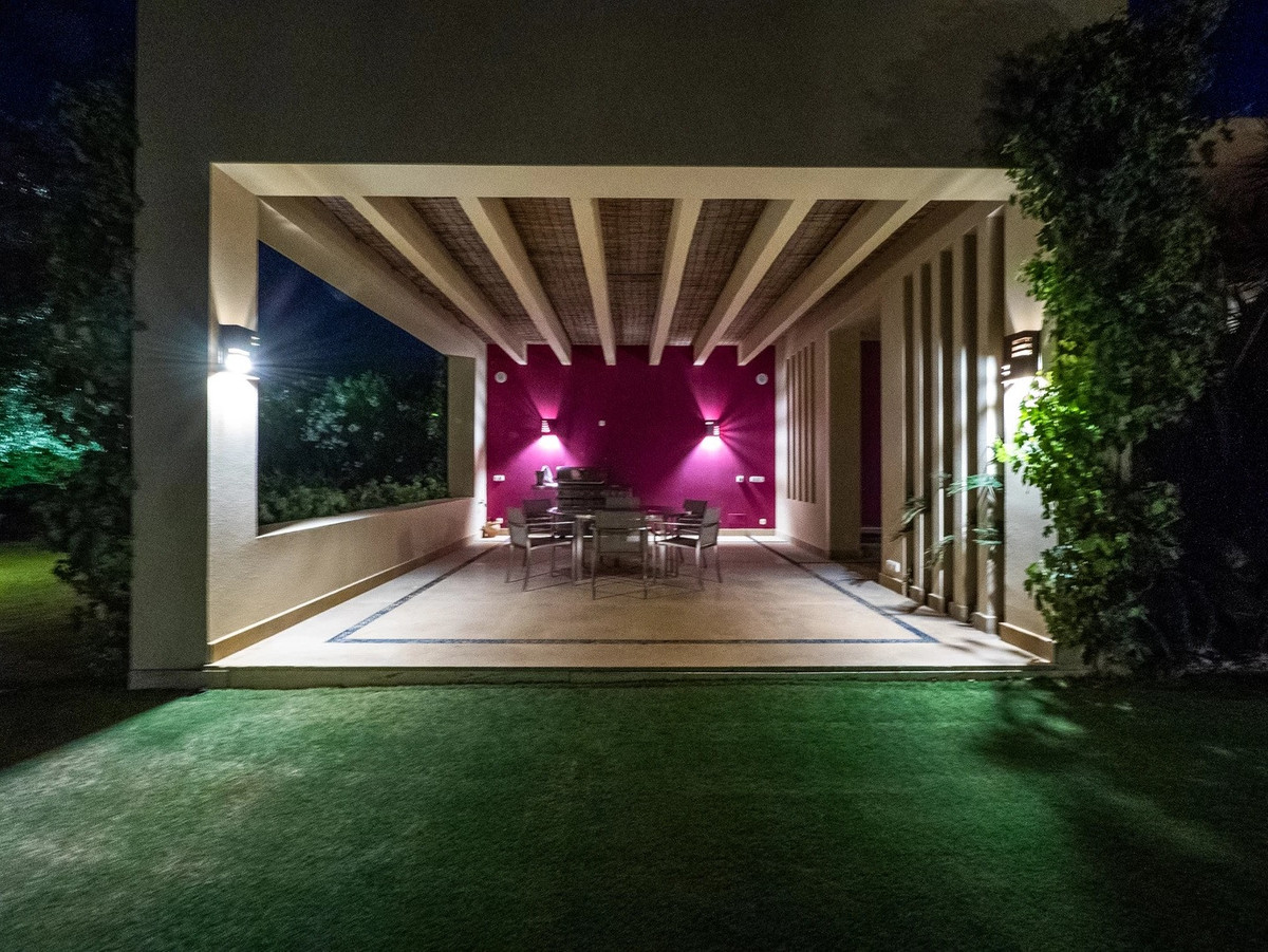 Se vende Villa - Chalet de 6 dormitorios en Costa Del Sol, Cadiz, España