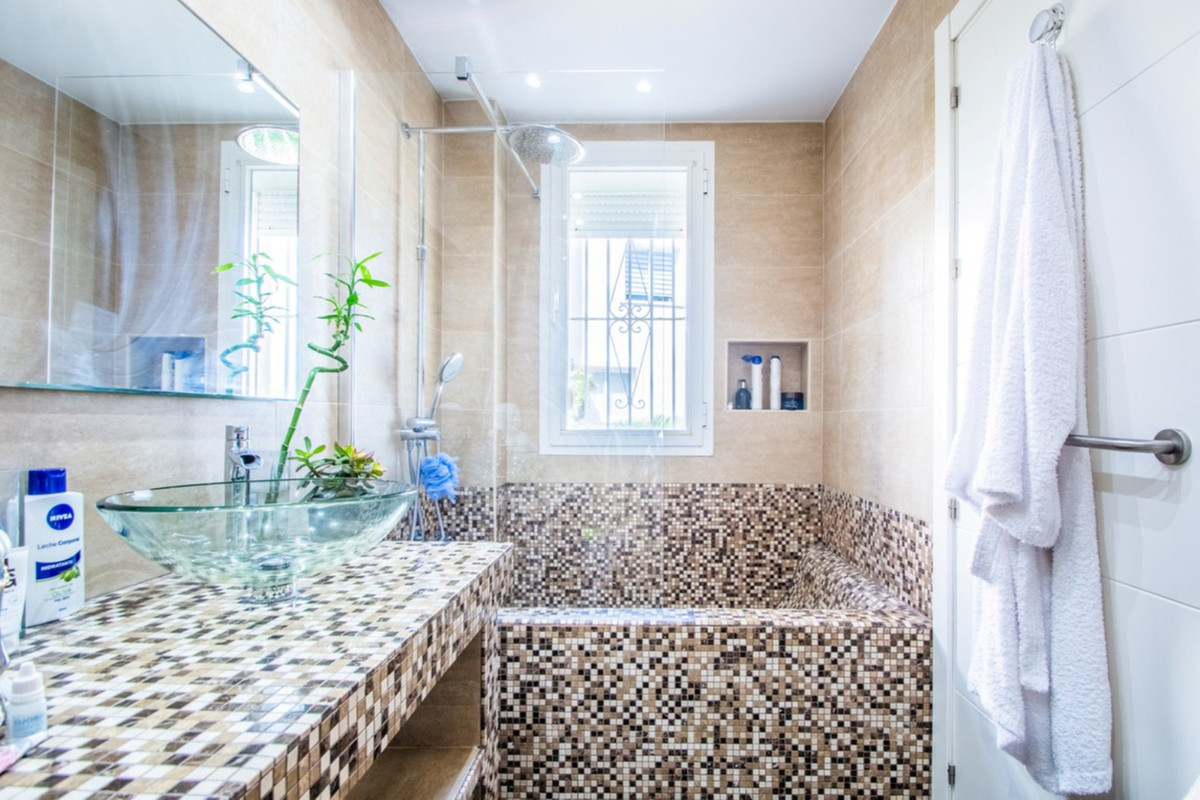 2 Bed Apartment for sale in La Mairena Costa Del Sol, Málaga, Spain