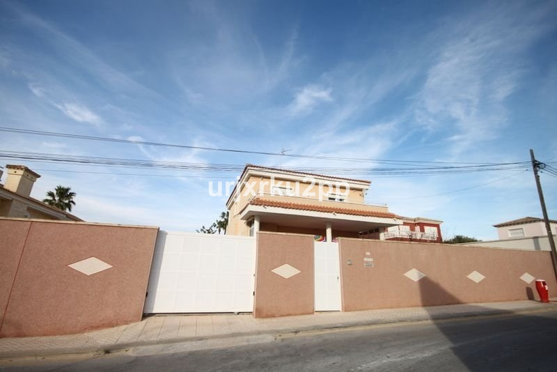 5 Bed Townhouse for sale in Aguas Nuevas Costa Blanca, Alicante, Spain