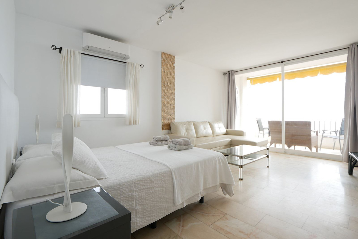 Se vende Apartamento Planta Media de 2 dormitorios en Costa Del Sol, Málaga, España
