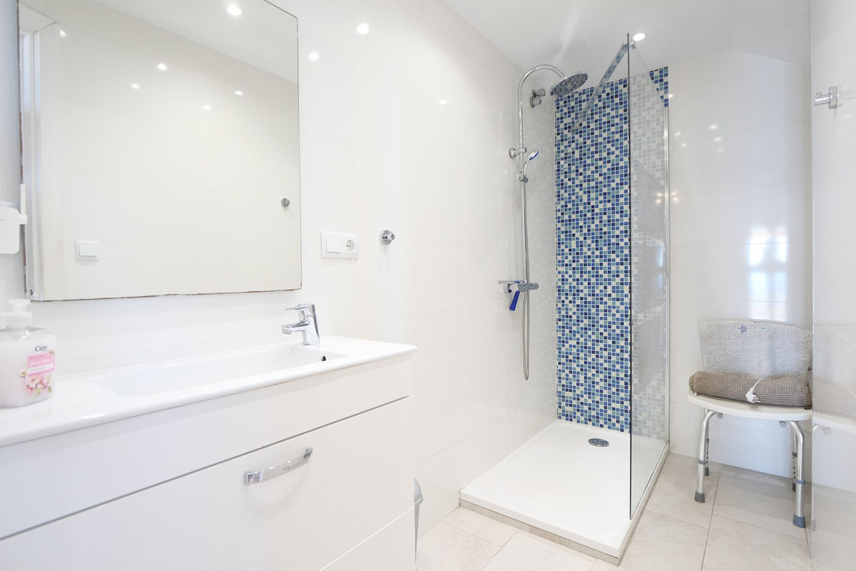 Se vende Apartamento Planta Media de 2 dormitorios en Costa Del Sol, Málaga, España