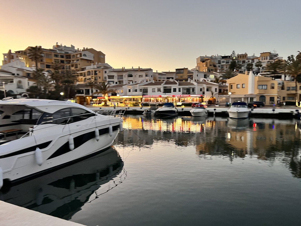 Se vende Apartamento Planta Media de 2 dormitorios en Costa Del Sol, Málaga, España