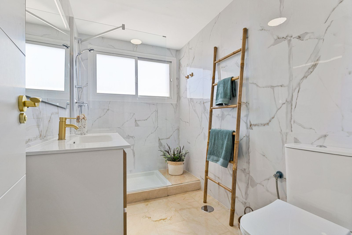Se vende Apartamento Planta Media de 2 dormitorios en Costa Del Sol, Málaga, España