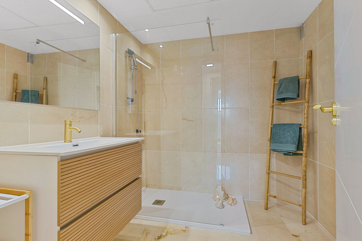 Se vende Apartamento Planta Media de 2 dormitorios en Costa Del Sol, Málaga, España